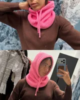 Balaclava de tejido de punto en color verde claro, con diseño envolvente que cubre la cabeza y el cuello.