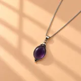 Collar de plata 925 con cadena de eslabones y dije colgante ovalado con piedra amatista en tono violeta.