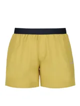 Short de entrenamiento Under Armour, color amarillo lima, con diseño ligero y duradero. Presenta aberturas laterales en el bajo para mayor movilidad, perforaciones láser para transpirabilidad y bolsillos laterales. Confeccionado en tejido elástico en cuatro direcciones que absorbe el sudor.