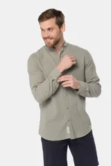 Camisa de lino color verde claro, con cuello mao, manga larga y botones personalizados.