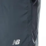 Short deportivo gris con logo de New Balance en la pierna izquierda.