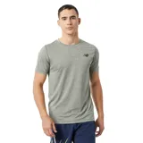 Remera deportiva New Balance color gris jaspeado, de corte clásico, manga corta y logo estampado en el pecho.