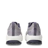 Championes de trail running New Balance modelo Garoe, color gris con detalles en lila. Presentan capellada de malla transpirable, entresuela con tecnología Fresh Foam para mayor amortiguación y suela con relieve para mejor tracción.