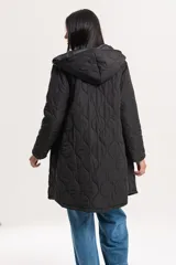 Campera larga negra capitoneada con capucha y cierre frontal.