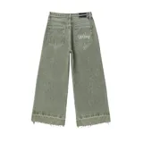 Pantalón de jean estilo baggy, de corte ultra holgado y tiro medio. Presenta un tono verde lavado con efecto desgastado, bolsillos traseros amplios y un bordado decorativo con llamas y texto en uno de los bolsillos.