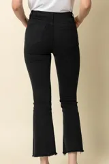 Pantalón jean negro de tiro alto, corte ajustado y cinco bolsillos.