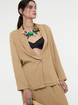 Blazer ligero de color marrón tostado, con cuello tipo chal y cierre frontal de un solo botón. Presenta un diseño de corte recto y mangas largas, confeccionado en una mezcla de viscosa y lino.