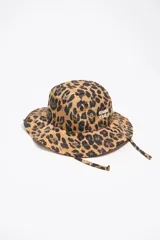 Gorro tipo bucket con estampado de leopardo y cordones ajustables.