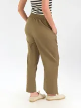 Pantalón de lino de corte recto color verde militar, con cintura elástica y bolsillos laterales.