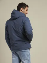 Campera negra con capucha, cierre frontal y bolsillos laterales con botón a presión.