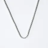 Cadena estilo cordón soga fabricada en plata 925, con un diseño de eslabones entrelazados que crean una textura continua y brillante.
