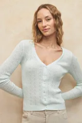 Cárdigan corto color verde agua, de tejido tramado y corte ajustado.