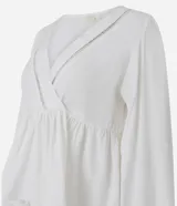 Blusa femenina tipo bata de viscosa color blanco, con escote en V cruzado y detalle calado. Presenta mangas largas con puños ajustados, corte amplio con recorte fruncido bajo el busto y diseño fluido.