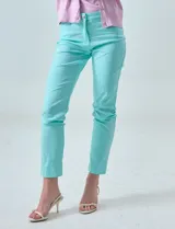 Pantalón blanco de gabardina elastizada, marca Zac & Rachel. Con pretina con pasadores, botón y cierre. Delantera con tres bolsillos. Trasera con bolsillos ojal.