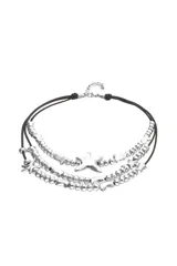Collar multicapa compuesto por cordones de cuero oscuro y cuentas metálicas plateadas, con dijes en forma de estrella de mar.