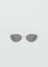 Gafas de sol con montura metálica ovalada y cristales oscuros.