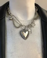 Collar de cadena de acero inoxidable plateada con dijes colgantes de acero y aleación: corazón radiante, candado, ala, estrella, pin de gancho y bola. Largo de 45cm regulable.