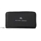 Billetera negra rectangular con cierre, confeccionada en poliéster. Tiene 13 compartimentos internos y herrajes plateados.