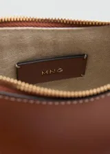 Cartera de hombro de diseño ovalado en color marrón, con cierre de cremallera y herrajes metálicos dorados.