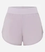 Short deportivo modelo runner de corte holgado, con cintura elástica ancha y bajo redondeado. Confeccionado en tejido técnico de secado rápido, ideal para actividades físicas.