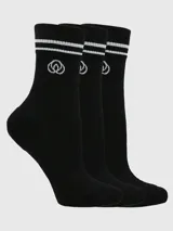 Pack de tres pares de medias de largo intermedio, confeccionadas en tejido acanalado negro con detalle de doble línea blanca en el puño y logo bordado.