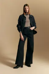 Polera de manga larga color marrón claro, con cuello alto y costura vertical decorativa en el frente.