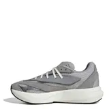 Championes deportivos Adidas modelo Lightblaze, color gris con detalles en blanco y negro. Presentan una estructura de malla transpirable con refuerzos de gamuza sintética, cordones blancos y una entresuela gruesa con tecnología Lightstrike para mayor amortiguación.