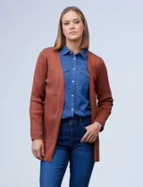 Cardigan marrón largo, de tejido acanalado, con mangas largas y frente abierto.