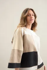 Blusa de diseño patchwork en tonos beige, blanco y tostado, confeccionada con recortes de lino y algodón, cuello redondo, mangas cortas y calce relajado.