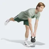 Remera de entrenamiento Adidas color verde claro con logo de la marca estampado en verde oscuro en el pecho.