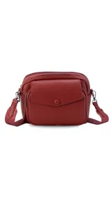 Bandolera color marrón oscuro con textura granulada, dos compartimentos principales con cierre, un bolsillo frontal con solapa y botón, y un bolsillo trasero con cierre. Incluye correa de tela ajustable.