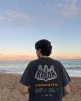 Remera blanca de manga corta, corte regular y cuello redondo, con gran estampado en la espalda de temática "Worldwide Tour" con una calavera y texto en rojo, azul y blanco.