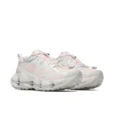 Championes de senderismo y urbanos Merrell Speedarc Matis, combinación de tonos rosado y gris, con parte superior de malla y TPU, sistema de cordones rápidos y suela gruesa con diseño abultado.