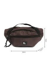 Riñonera color marrón con dos compartimentos con cierre, correa ajustable y etiqueta frontal con logo.