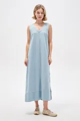 Vestido largo de jean celeste, sin mangas, con escote en V profundo, corte holgado y costuras visibles a contratono.