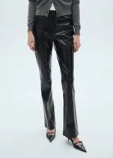 Pantalón largo de tiro alto, corte skinny y calce slim fit, confeccionado en poliéster con recubrimiento de poliuretano efecto piel.