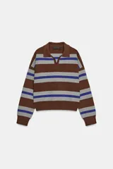 Jersey de punto con diseño a rayas horizontales en tonos marrón, gris y azul. Presenta cuello tipo polo con abertura frontal, manga larga y puños acanalados.