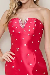 Vestido corto de fiesta estilo strapless, color rojo, con escote en V profundo y adornado con pedrería tipo joya distribuida por toda la prenda.