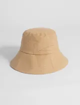 Gorro tipo bucket color beige, confeccionado en poliéster con cinta interna para ajustar.