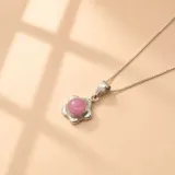 Collar de plata 925 con cadena fina y dije en forma de flor con centro de resina color rojo.