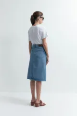 Falda midi de jean celeste con abertura frontal.