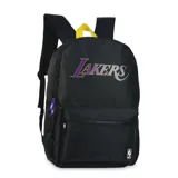 Mochila urbana negra con diseño oficial de Los Angeles Lakers. Presenta el logo del equipo estampado en el frente en colores violeta y amarillo, bolsillo frontal con cierre, tiradores personalizados y asa superior amarilla.