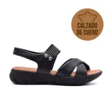 Sandalia de cuero negra con plataforma baja y tiras cruzadas.