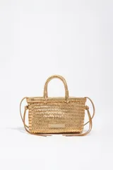 Minibolso trenzado Bimba y Lola de color dorado metalizado, confeccionado en piel vacuna. Posee asas de mano rígidas y correa ajustable para hombro, con etiqueta frontal de piel con el logo de la marca.