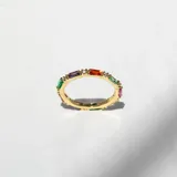 Anillo dorado con cristales multicolores rectangulares.