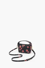 Bolso bandolera negro con estampado de corazones rojos, de tamaño mini, con cierre de cremallera y asa de mano.