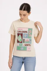 Remera de manga corta color beige, con cuello redondo y diseño al cuerpo. Presenta un estampado frontal multicolor de estilo veraniego con temática marina y detalles con glitter.