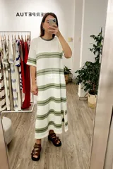 Vestido largo tejido a rayas horizontales color blanco y verde.