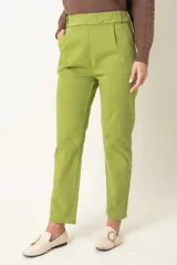 Pantalón recto color marrón claro, de algodón italiano, con bolsillos laterales y traseros.