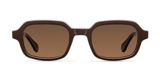 Lentes de sol con armazón cuadrado de bordes redondeados en color marrón chocolate y cristales polarizados en tono marrón.